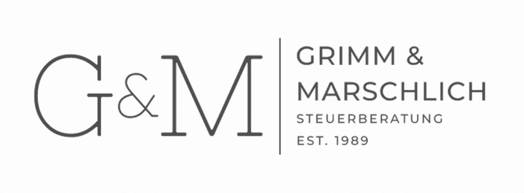 Logo der Steuerberatung Grimm & Marschlich: dunkle Initialen und Schriftzug auf weißem Hintergrund