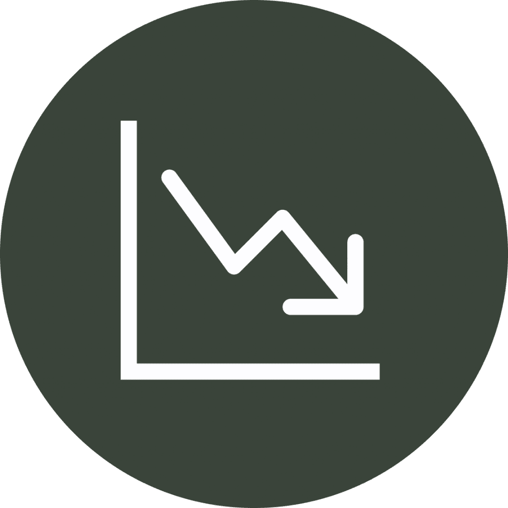 Weißes Icon eines nach unten verlaufenden Graphen auf grünem Hintergrund – symbolisiert Rückgang und Risiken