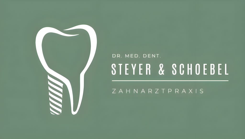Logo der Zahnarztpraxis Steyer & Schoebel: Weißes Zahnwurzel-Herz-Symbol auf grünem Hintergrund mit Schriftzug darunter